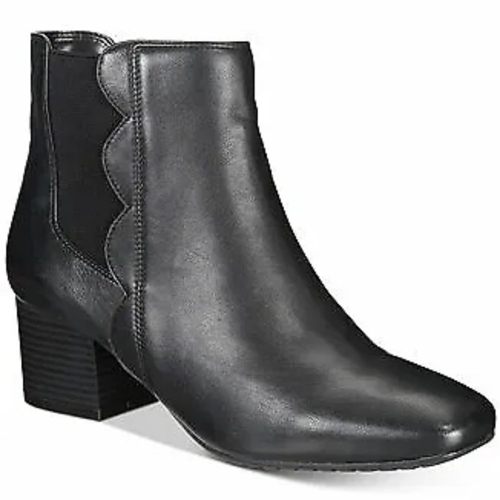 BANDOLINO NWOT Floella Scallop Trim Black Leather Ankle Bootie